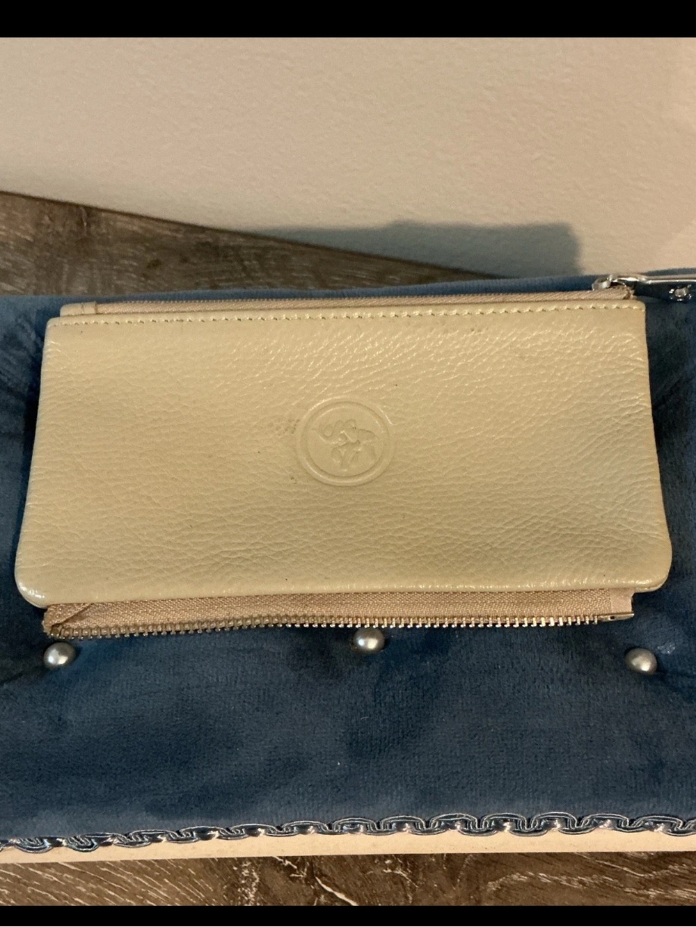 Emanuel Leather Zip Wallet in Light Beige
Top zip 6x3.5 EUC